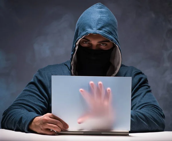 Computer hacker werkt in donkere kamer — Stockfoto