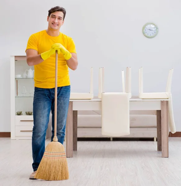 Man man schoonmaken van het huis helpen zijn vrouw — Stockfoto