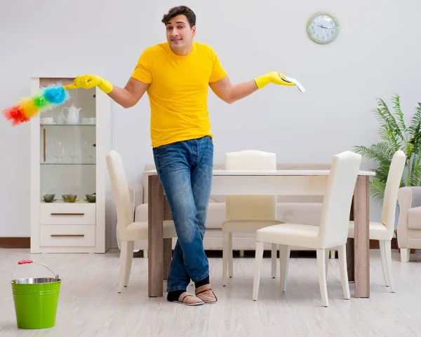 Mannen man städar huset hjälper sin fru — Stockfoto