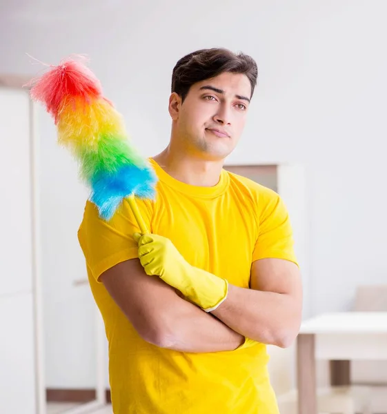 Uomo marito pulizia la casa aiutando sua moglie — Foto Stock