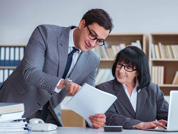 Empresarios teniendo discusión de negocios en la oficina — Foto de Stock