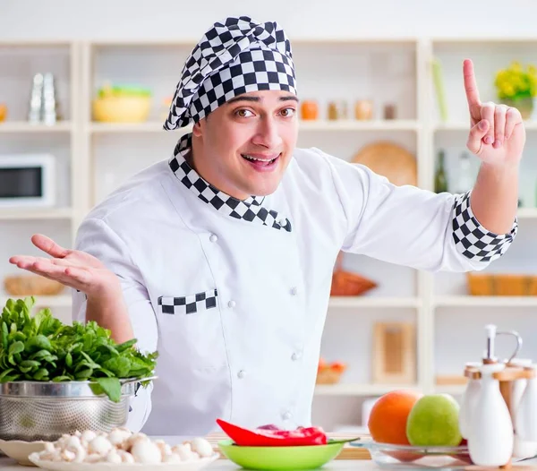 Jovem cozinheiro do sexo masculino trabalhando na cozinha — Fotografia de Stock