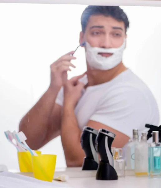 年轻英俊的男人早上刮胡子 — 图库照片