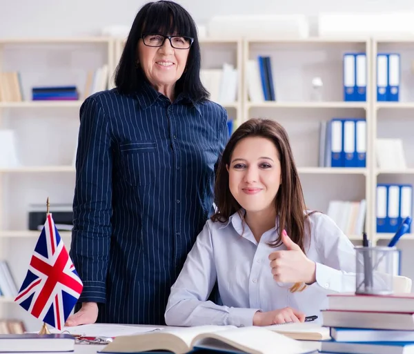 Jonge buitenlandse student tijdens Engelse les — Stockfoto