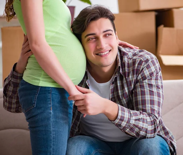 Genç bir çift ve hamile bir eş bebek bekliyor.