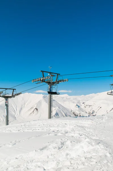 Skilift sulla stazione sciistica durante l'inverno nelle giornate luminose — Foto Stock