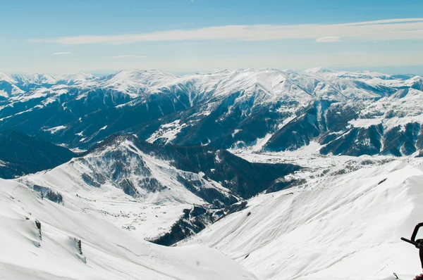 Montanhas de neve no dia de inverno brilhante — Fotografia de Stock