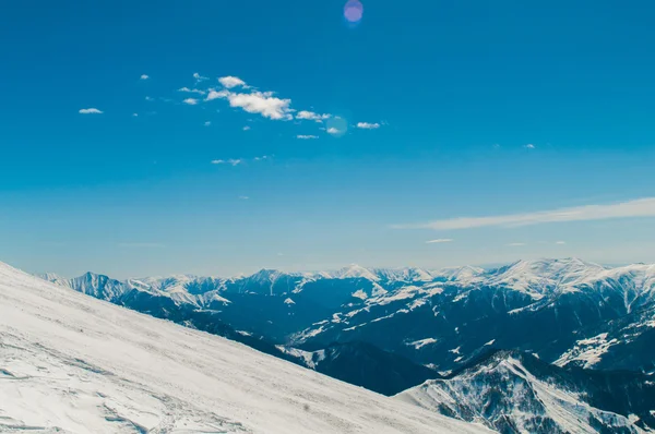 Schneeberge an einem strahlenden Wintertag — Stockfoto