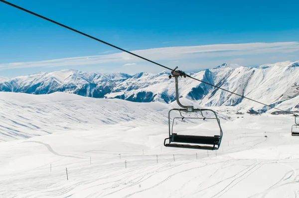 Skilift na estância de esqui durante o inverno no dia brilhante — Fotografia de Stock