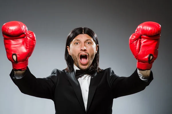 Hombre hombre de negocios con guantes de boxeo —  Fotos de Stock