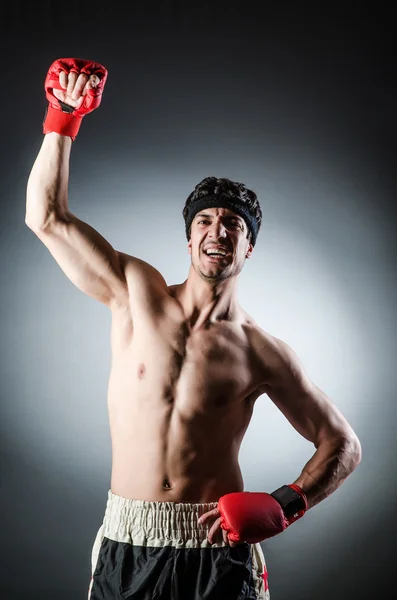 Gants musclés de boxeur avec gants rouges — Photo