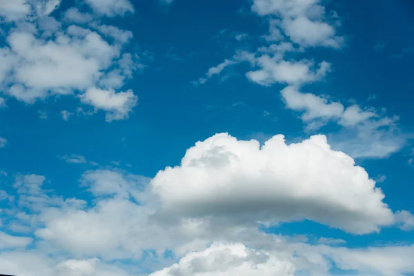 Nuvens de céu azul brilhante — Fotografia de Stock