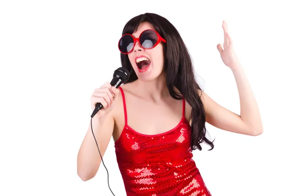 Mulher de vestido vermelho cantando canções — Fotografia de Stock