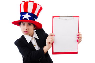 Beyaz sayfası boş Amerikan şapkalı bir kadın.