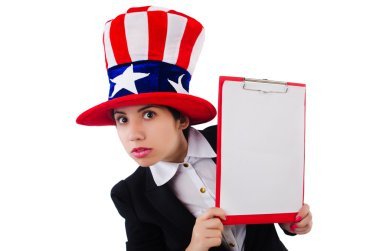 Beyaz sayfası boş Amerikan şapkalı bir kadın.