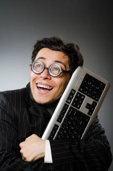 Geek extérieur avec clavier d'ordinateur — Photo