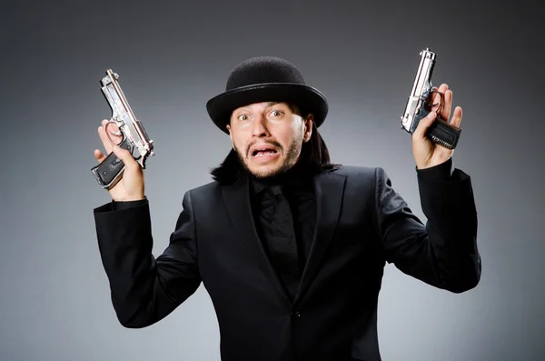 Homme portant un chapeau vintage avec pistolet — 스톡 사진