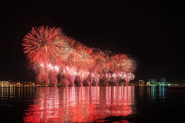 Fogos de artifício em Baku Azerbaijão no dia da independência — Fotografia de Stock