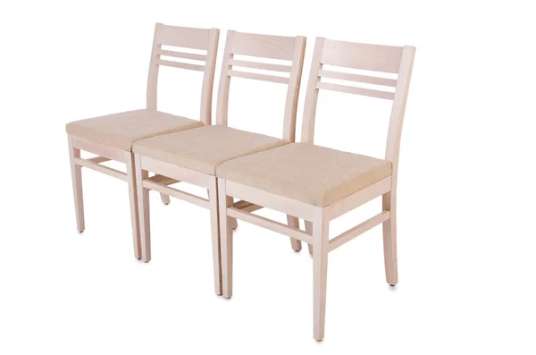 Fila de cadeiras isoladas no branco — Fotografia de Stock