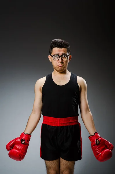 Boxer drôle avec des gants rouges sur fond sombre — Photo