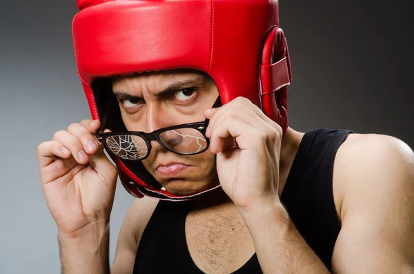 Boxer engraçado com luvas vermelhas contra fundo escuro — Fotografia de Stock