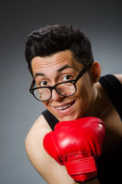Funny boxer s červenými rukavicemi proti tmavému pozadí — Stock fotografie