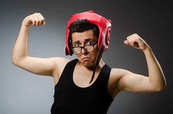 Boxeador divertido con guantes rojos sobre fondo oscuro —  Fotos de Stock