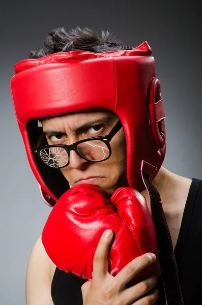 Lustiger Boxer mit roten Handschuhen vor dunklem Hintergrund — Stockfoto