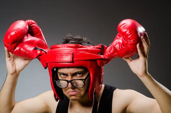 Lustiger Boxer mit roten Handschuhen vor dunklem Hintergrund — Stockfoto