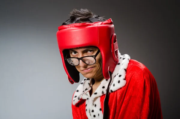 Boxer engraçado com luvas vermelhas contra fundo escuro — Fotografia de Stock