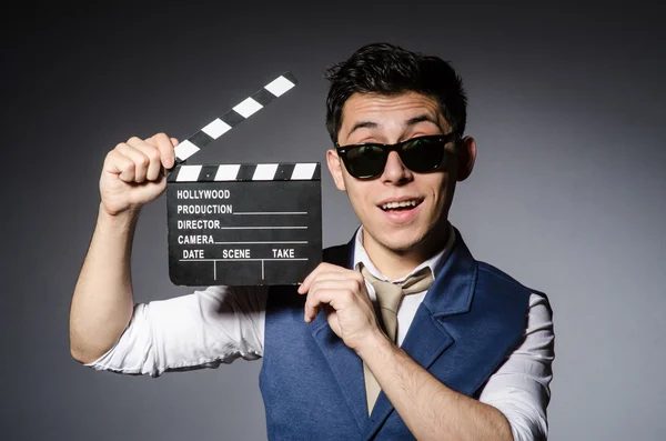 Engraçado homem com filme clapboard — Fotografia de Stock