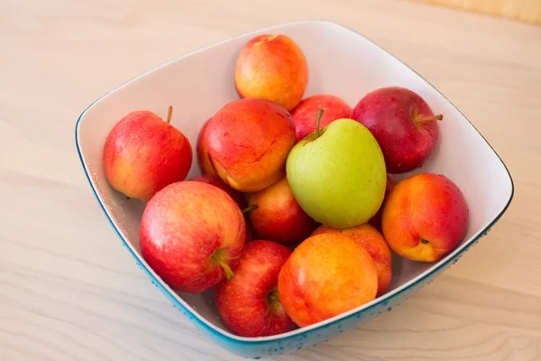 Frutta nel fodero sul tavolo — Foto Stock