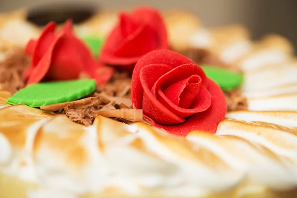 Topping of cake with cream — Stock Photo, Image