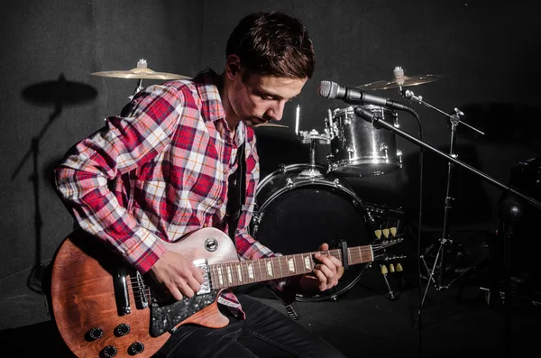 Hombre con guitarra durante el concierto — Foto de Stock