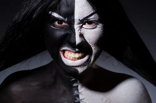Concepto de Halloween de Satanás con mujer aterradora —  Fotos de Stock