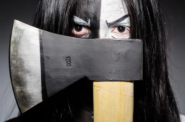 Mulher assustadora com machado de metal no conceito halloween — Fotografia de Stock