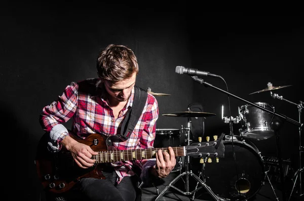Man med gitarr under konsert — Stockfoto