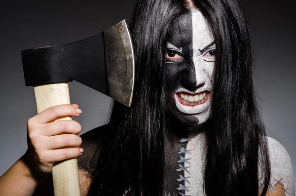 Mujer asustadiza con hacha de metal en el concepto de Halloween —  Fotos de Stock