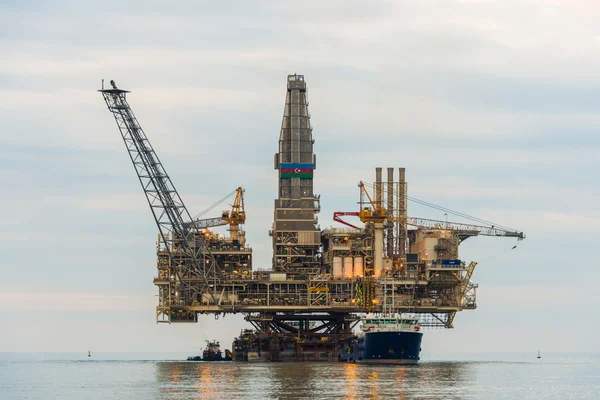 Plataforma de plataforma de plataformas de petróleo no mar calmo — Fotografia de Stock