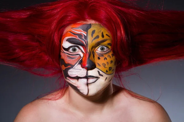 ハロウィンのコンセプトで虎の顔を持つ女性 — ストック写真