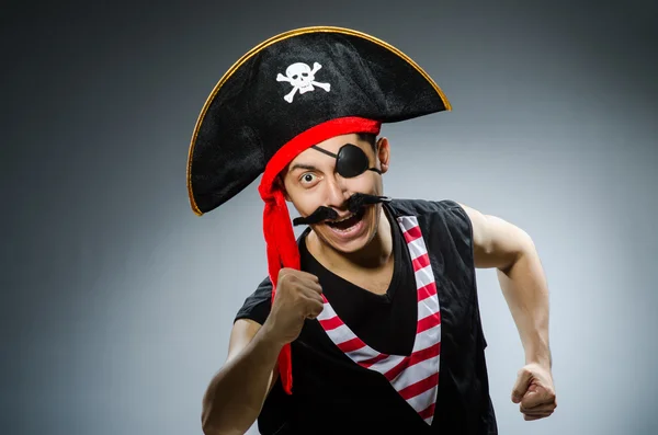 Divertido pirata en el oscuro estudio — Foto de Stock