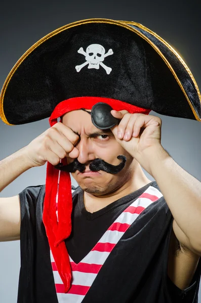 Pirata divertente nello studio buio — Foto Stock