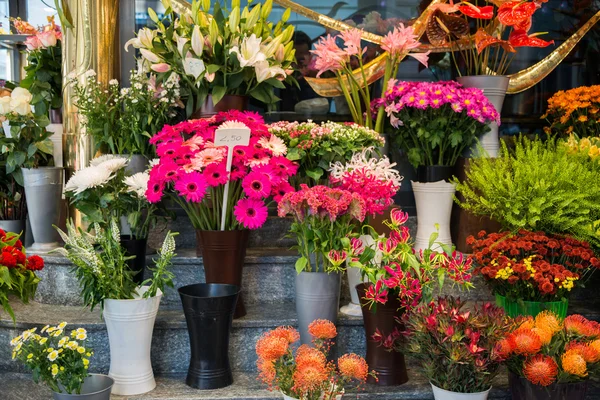 Calle floristería con flores de colores — Foto de Stock