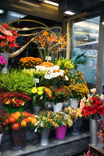 Loja de flores de rua com flores coloridas — Fotografia de Stock