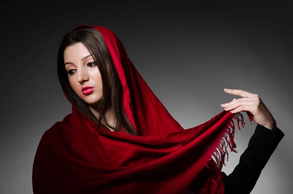 Portrait de la jeune femme avec foulard — Photo