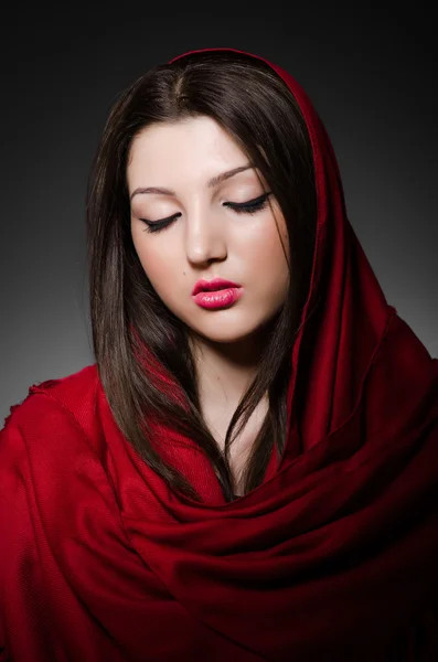 Portret van de jonge vrouw met hoofddoek — Stockfoto