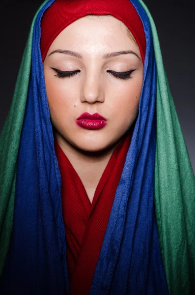 Portrait de la jeune femme avec foulard — Photo