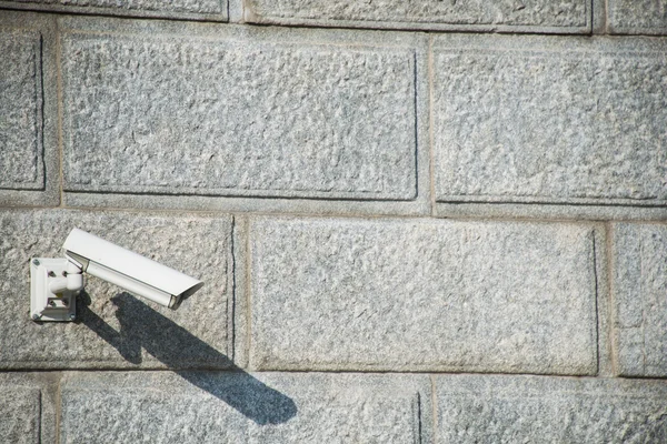 Biztonsági kamera a falra erősítve — Stock Fotó