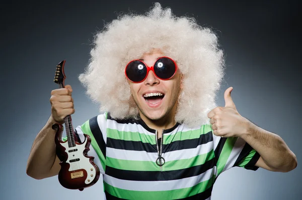 Uomo con divertente taglio di capelli e chitarra — Foto Stock