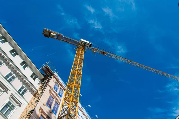 Guindaste de construção ao lado do edifício — Fotografia de Stock